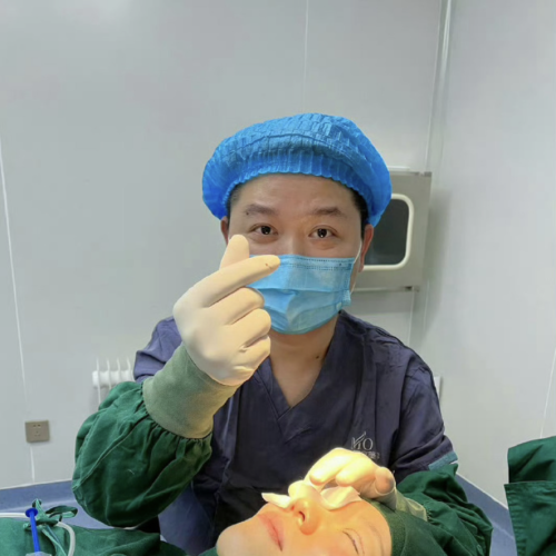 孔伟立整形医生简介：把肿眼泡+内眦赘皮调成“水光电眼”